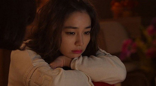 Trở về sau chuyến công tác, tôi 'điếng người' khi nhìn thấy cảnh tượng đó trong phòng bố chồng