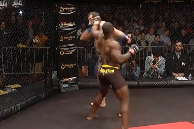 Võ sĩ Mỹ tung cú đấm ‘trời giáng’ khiến đối thủ ‘ngã như cây gặp bão’