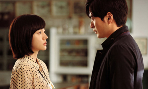 Nửa đêm tỉnh giấc, thấy vợ "hành động lạ" trong nhà vệ sinh, tôi lạnh người vì kinh hãi