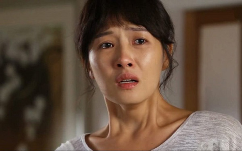 Trở về nhà trong bộ dạng say khướt, chồng vừa khóc lóc vừa gọi tôi là "đồ phù thủy"