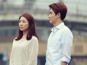 Mẹ muốn tôi đưa tiền lương cho mẹ thay vì vợ