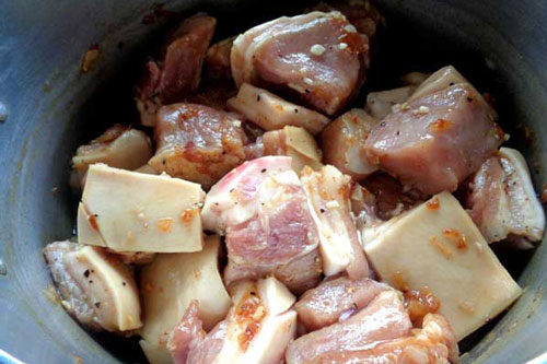 Thịt kho xong đừng vội cho ra đĩa, làm thêm bước này sẽ mềm tan trong miệng, ngon tuyệt vời