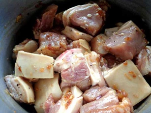 Thịt kho xong đừng vội cho ra đĩa, làm thêm bước này sẽ mềm tan trong miệng, ngon tuyệt vời