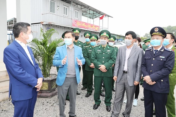 Lãnh đạo tỉnh Quảng Ninh kiểm tra công tác chuẩn bị thông quan tại cầu Bắc Luân II, Cửa khẩu quốc tế Móng Cái. Ảnh: Báo Quảng Ninh