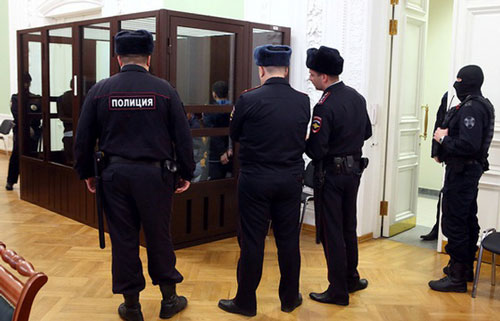 Cựu quan chức Nga rút súng tự tử trước tòa