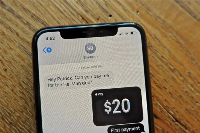 Bạn có thể sử dụng Apple Cash để gửi tiền cho người khác thông qua ứng dụng nhắn tin trên iPhone (Ảnh: Patrick Holland/CNET)