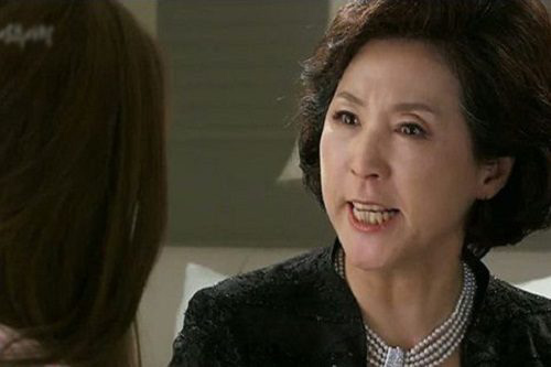 Nàng dâu cứng đáp lại khi mẹ chồng không cho về nhà ngoại ở cữ còn đòi giữ tiền thăm đẻ