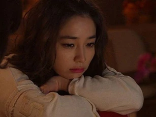Một lần đến thăm con gái đột xuất, tôi 'chết điếng' vì những gì nhìn thấy trong phòng ngủ của con