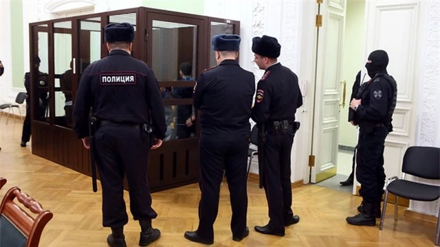 Cựu quan chức Nga rút súng tự tử trước tòa - 2