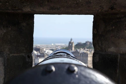 Lâu đài Edinburgh, tác phẩm của nhiếp ảnh gia Daryn Castle.