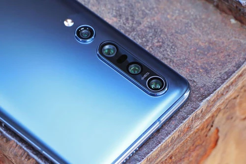 Mi 10 Pro có khả năng quay video 8K tốc độ 30 khung hình/giây, 4K tốc độ 60 khung hình/giây, hoặc 720p tốc độ 960 khung hình/giây. Theo DxOMark, Xiaomi Mi 10 Pro chính là smartphone sở hữu camera tốt nhất hiện nay với 124 điểm, nhiều hơn 1 điểm so với Huawei Mate 30 Pro 5G. 