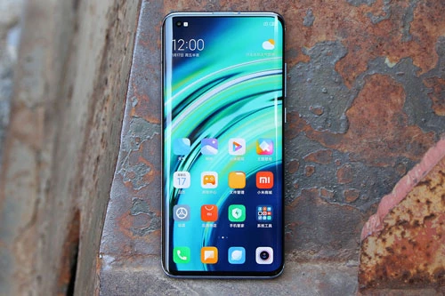 Mi 10 Pro sở hữu màn hình Super AMOLED kích thước 6,67 inch, độ phân giải Full HD Plus (2.340x1.080 pixel), mật độ điểm ảnh 386 ppi. Màn hình này được chia theo tỷ lệ 19,5:9, tích hợp dải màu DCI-P3, công nghệ HDR10 +, tần số quét 90Hz, độ sáng 500 nit.