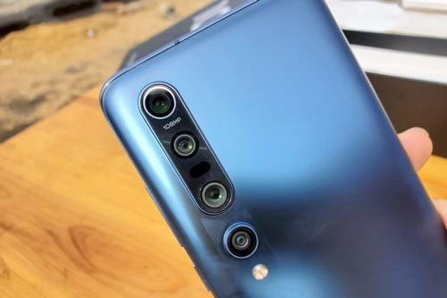 Xiaomi Mi 10 Pro có 4 camera. Cảm biến chính 108 MP, f/1.7, hỗ trợ lấy nét theo pha, lấy nét bằng lazer, OIS. Ống kính tele 8 MP, f/2.0 cho khả năng zoom quang học 10x, OIS. Ống kính tele dài 12 MP, f/2.0 với khả năng zoom quang 2x, công nghệ lấy nét PDAF Dual Pixel. Cảm biến còn lại 20 MP, f/2.2 giúp tăng độ sâu trường ảnh và chụp ảnh góc rộng 117 độ.