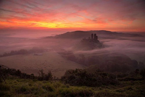 "Lâu đài Corfe" của nhiếp ảnh gia Daniel Sands.