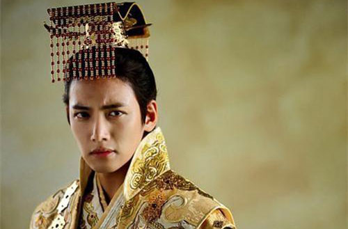 Hoàng đế cả đời chỉ có một người vợ, cưng chiều như trứng mỏng, chưa một lời to tiếng