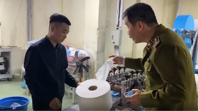 Clip: Phát hiện xưởng sản xuất khẩu trang bằng giấy vệ sinh thay cho lớp kháng khuẩn tại Hà Nội 