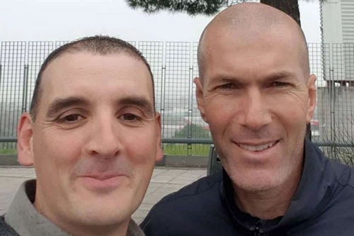 CĐV "may mắn" được HLV Zidane... tông xe trúng.