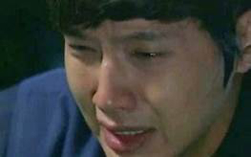 Rụng rời chân tay phát hiện bí mật 'động trời' trước tấm bia mộ ghi ngày mất của vợ cũ