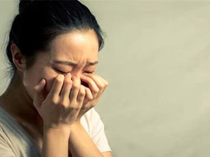 Mỗi lần say, chồng lại đuổi mẹ con tôi ra khỏi nhà