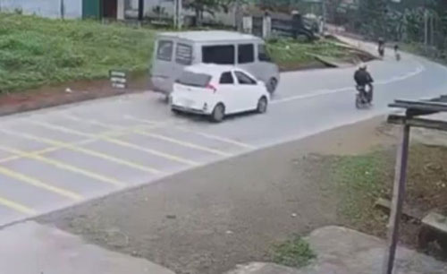 Clip: Tài xế phóng nhanh, vượt ẩu dính tai nạn cực kỳ 'khó đỡ'