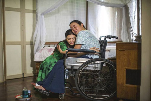 Chồng mất nửa năm, đêm nào con dâu cũng lầm lũi ra ngoài, mẹ chồng liền rình một đêm nhưng lại ngất lịm khi phát hiện sự thật