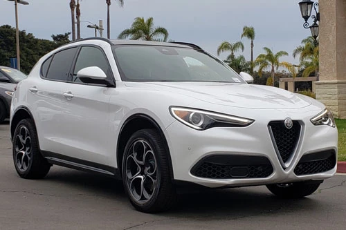 2. Alfa Romeo Stelvio 2020 (giá khởi điểm: 41.345 USD).