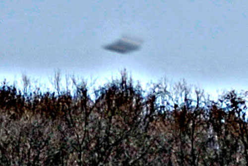 Nhiếp ảnh gia bắt gặp UFO bay qua núi ở Romania