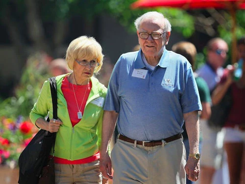 Năm 2006, tỷ phú Buffett tái hôn với Astrid Menks trong một buổi lễ bình dị chỉ có 5 người tham dự tại nhà riêng của con gái mình. Đám cưới diễn ra vào đúng dịp sinh nhật lần thứ 76 của vị tỷ phú. Ảnh: Getty.