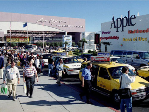 Tỷ phú này bắt đầu kiếm nhiều tiền khi mở các triển lãm thương mại, nổi tiếng nhất trong đó là triển lãm công nghệ COMDEX ở thành phố Las Vegas, bang Nevada năm 1979. Sau đó Adelson và các đối tác của mình đã bán những triển lãm này cho SoftBank và thu về 862 triệu USD trong năm 1995. Ảnh: Reuters.