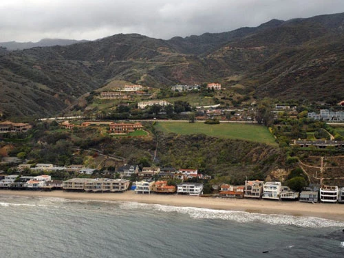 Vị tỷ phú này chi thêm 52 triệu USD để mua các bất động sản ở thành phố Malibu, bang California. Ảnh: Getty.