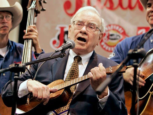 Trước khi hẹn hò với bà Thompson, tỷ phú Buffett từng theo đuổi một người phụ nữ tên Betty Gallagher nhưng thất bại. Gallagher cũng chính là nguyên nhân khiến Warren Buffett yêu thích đàn ukulele. Ảnh: AP.