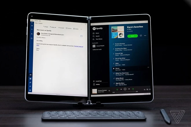 Giao diện của Windows 10X trên máy tính 2 màn hình Surface Neo. Ảnh: The Verge.