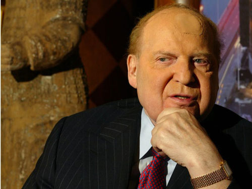 Ông sinh năm 1933 trong một gia đình có cha làm nghề lái xe taxi. Những công việc đầu đời của Adelson bao gồm bán báo, bán quảng cáo và phóng viên pháp đình. Ảnh: Getty.