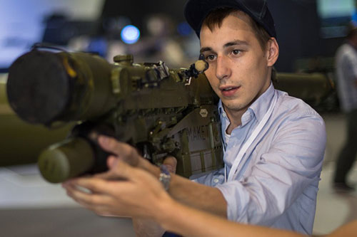 Việt Nam tự sản xuất từ lâu, giờ Ấn Độ mới hỏi mua tên lửa vác vai Igla