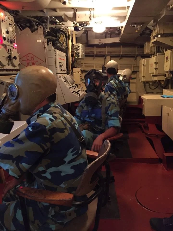 Hiện tại trong biên chế của Hải quân Việt Nam đang có hai loại mặt nạ phòng độc phổ biến bao gồm MP-5 - mặt nạ phòng độc do Liên Xô thiết kế tới nay vẫn được Nga sử dụng và mặt nạ MV-5 - hàng nội địa do Việt Nam tự sản xuất. Nguồn ảnh: NHT.