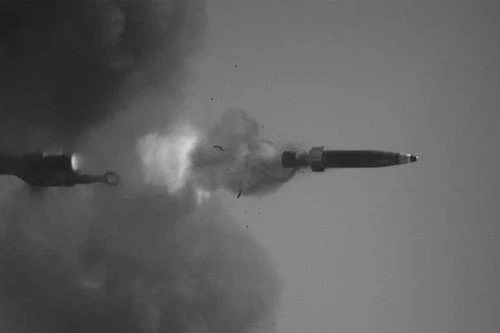 Loại đạn pháo mới của Mỹ vừa được hoàn tất thử nghiệm với cơ chế dẫn đường lade cho phép nó bắn trúng các mục tiêu di động ở khoảng cách lớn không khác gì pháo phản lực. Nguồn ảnh: BI.