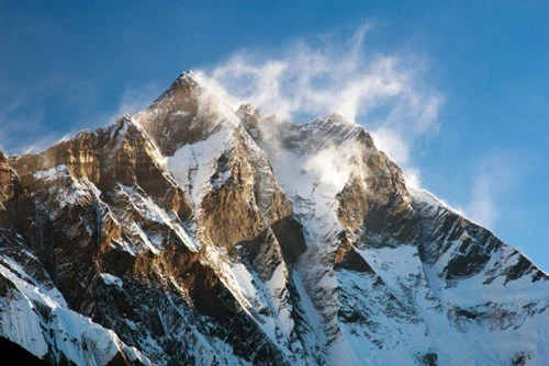 Lhotse (chiều cao: 8.516m). Thuộc Khumbu Himalaya, biên giới Nepal và Trung Quốc.