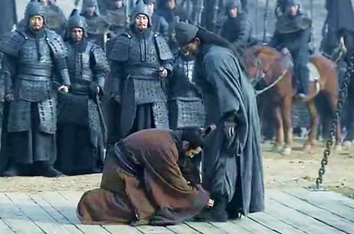 Ai là người khiến Tào Tháo phải quỳ xuống buộc dây giày trước cả vạn quân