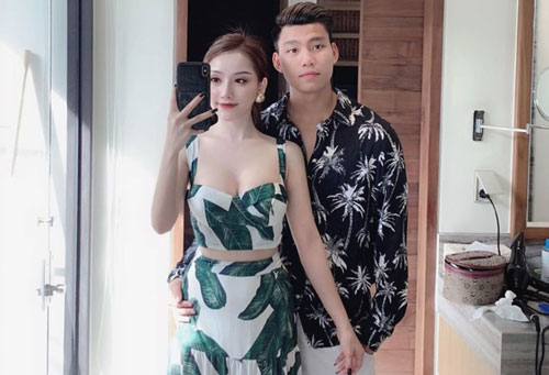 Cầu thủ Vũ Văn Thanh tỏ tình mùi mẫn với bạn gái, fan hô hào "mau cưới đi"