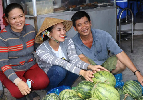 Á hậu Kim Duyên bán 400 kg dưa hấu giúp bà con