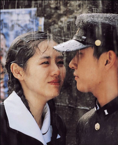 Trong bộ phim "The Classic" của đạo diễn Kwak Jae Yong, nữ diễn viên Son Ye Jin đóng cặp với nam tài tử Jo Seung Woo. Tài tử Jo Seung Woo vào vai Joon Ha - mối tình đầu dang dở của nữ chính Joo Hee. Với diễn xuất ấn tượng của cặp đôi, bộ phim đã gây tiếng vang lớn trên màn ảnh châu Á năm 2003.