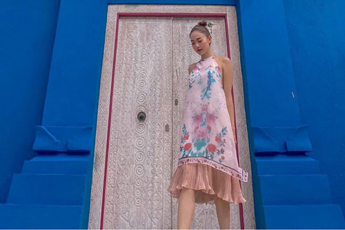 Minh Hằng khoe vẻ quyễn rũ nhưng dịu dàng nữ tính trong thiết kế váy yếm độc đáo