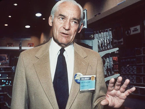 Sam Walton (ảnh) mở cửa hàng Walmart đầu tiên ở bang Arkansas, Mỹ vào năm 1962. Ông kết hôn với Helen Robson vào năm 1942 và cùng nhau họ có 4 người con: Rob, John, Jim và Alice. Ảnh: AP.