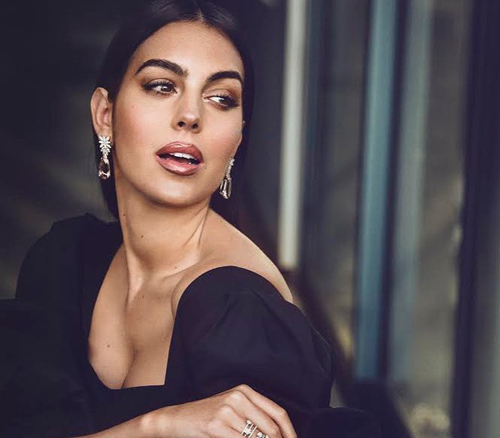 Bạn gái nóng bỏng tiết lộ 'run rẩy' khi lần đầu gặp Ronaldo