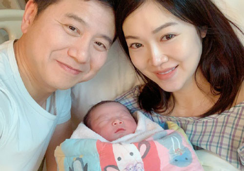 Hoa hậu tai tiếng Hong Kong sinh con thứ 3