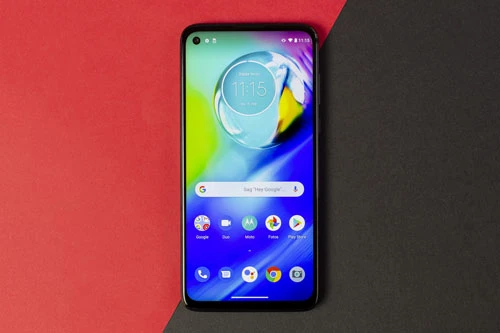 Vỏ ngoài của Moto G Power được sơn phủ lớp nano giúp máy có khả năng kháng nước nhẹ.