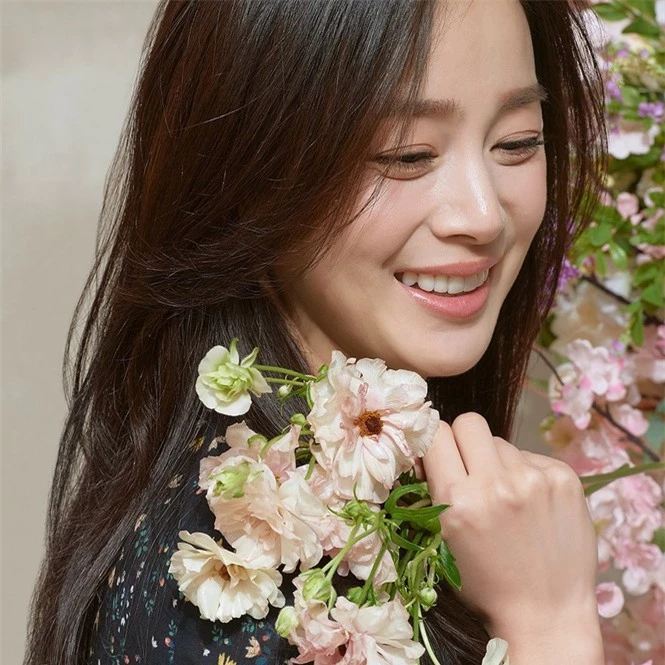 Nụ cười nữ thần của Kim Tae Hee được ví như 'mùa xuân đang đến' - ảnh 2