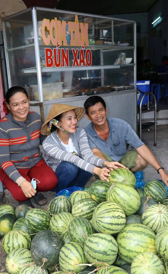 Kim Duyên cùng cha mẹ bán 400 kg dưa hấu giúp người dân.