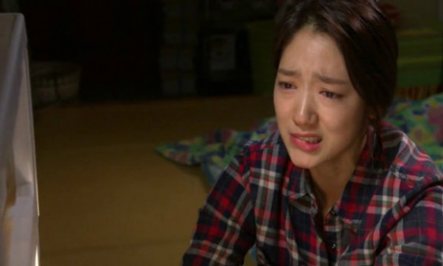 Vừa ra khỏi nhà 20 phút chồng đã dẫn cô hàng xóm về nhà hú hí