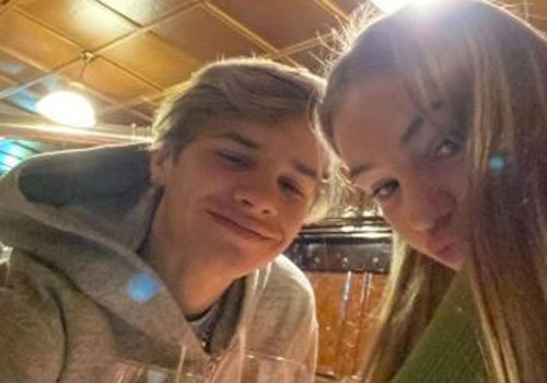 Con trai David Beckham đăng ảnh tình tứ bên bạn gái